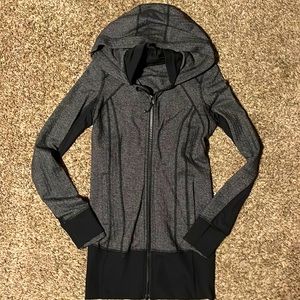 Lululemon Long Hooded Jacket Size 0-2 Zippered pockets Excellent Condition